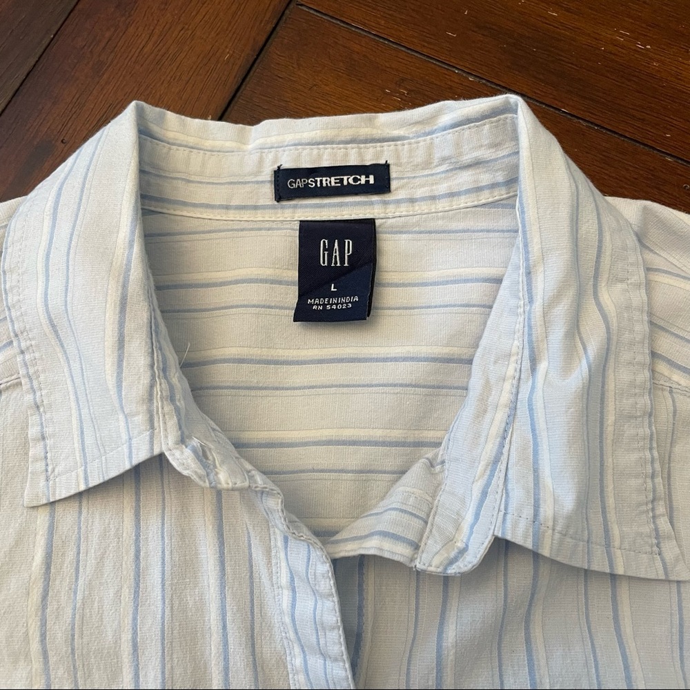 Women’s GAP stretch button down shirt.  3/4 length sleeve.